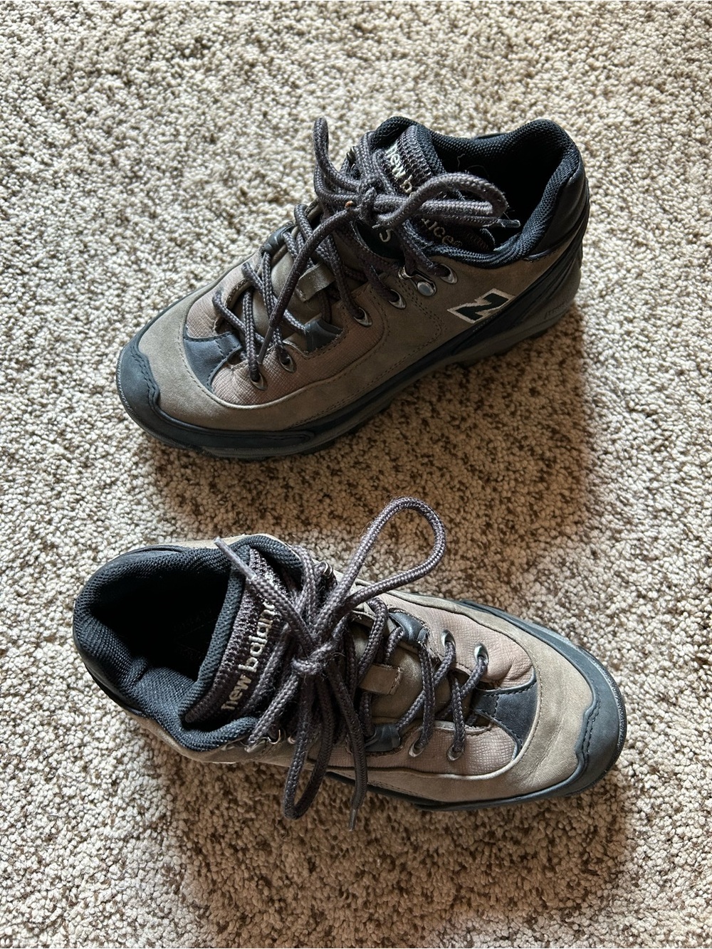 Women's Waterproof Leather New Balance 975 size 6 D